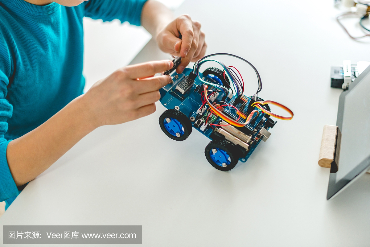 為學校作業制造機器人車